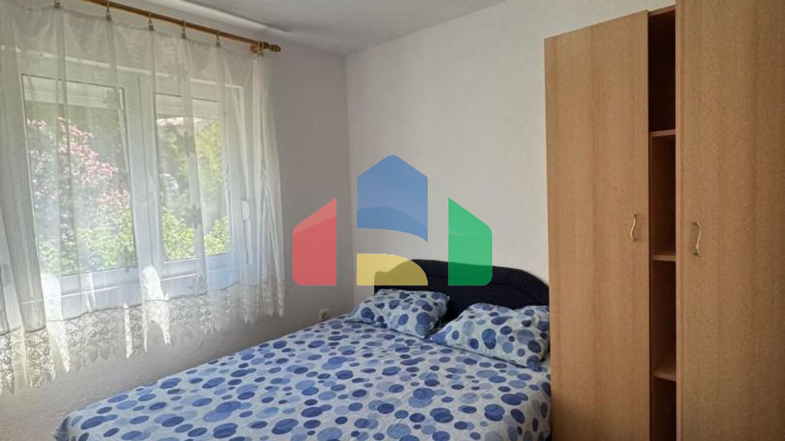 Недорогой двухэтажный дом с видом на море в Сутоморе