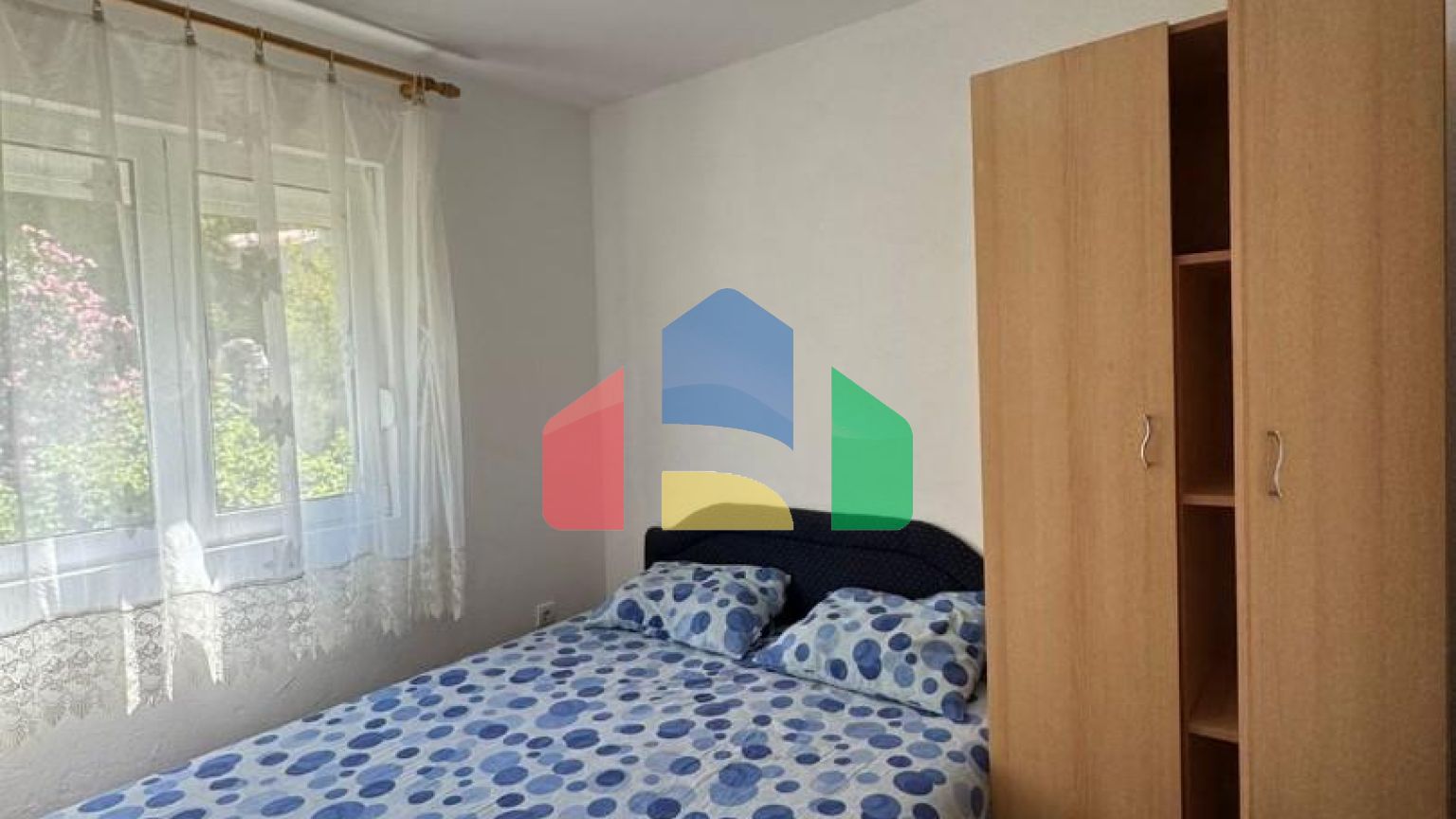 Недорогой двухэтажный дом с видом на море в Сутоморе