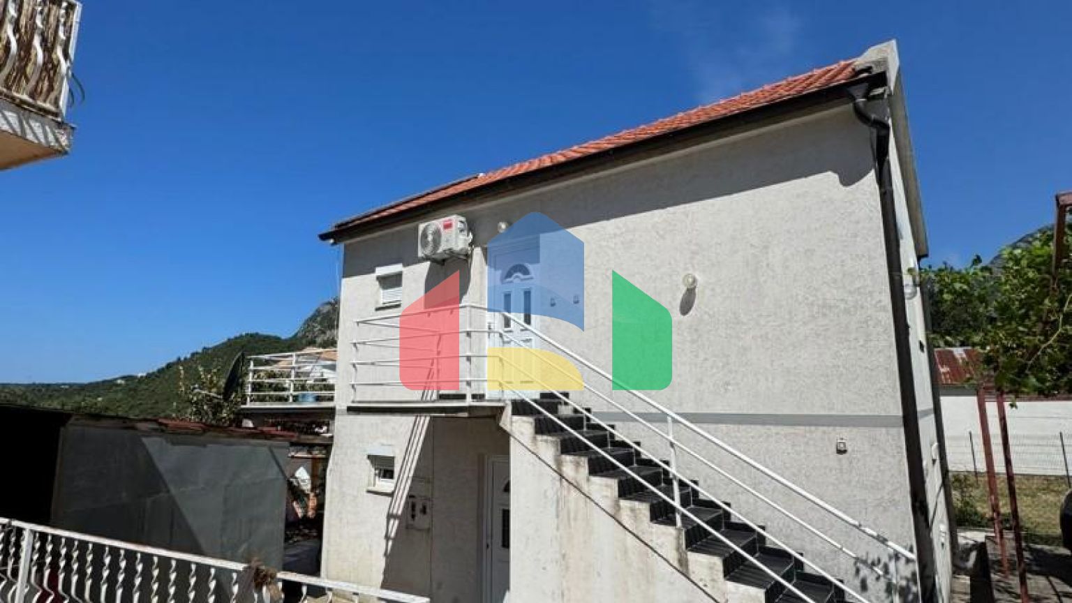 Недорогой двухэтажный дом с видом на море в Сутоморе