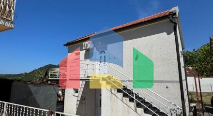 Недорогой двухэтажный дом с видом на море в Сутоморе