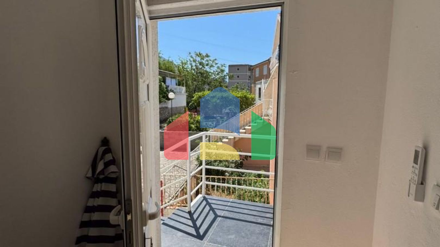 Недорогой двухэтажный дом с видом на море в Сутоморе