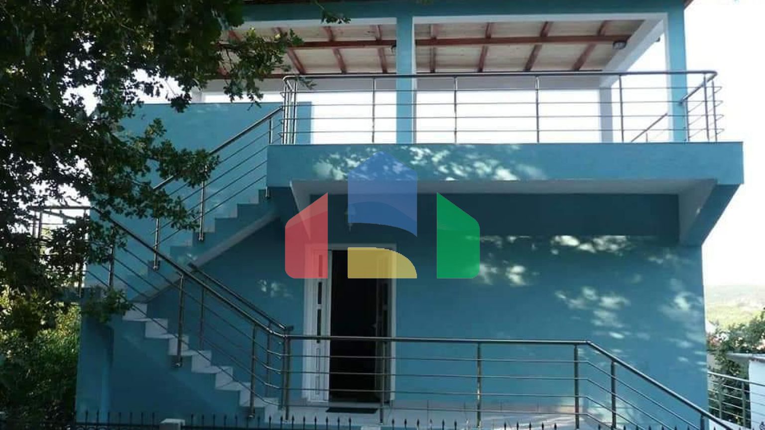 Трёхэтажный дом в живописном горном районе Сутоморе