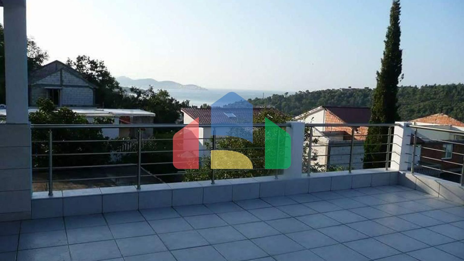 Трёхэтажный дом в живописном горном районе Сутоморе