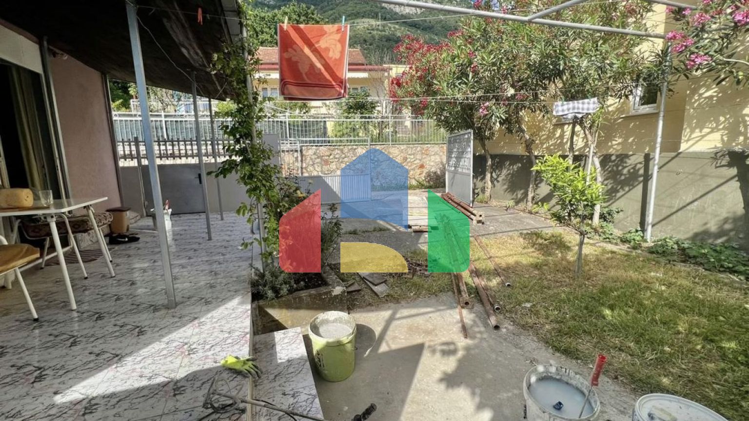 Легальный одноэтажный дом с видом на горы в Сутоморе