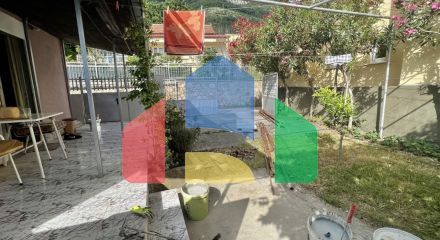 Легальный одноэтажный дом с видом на горы в Сутоморе