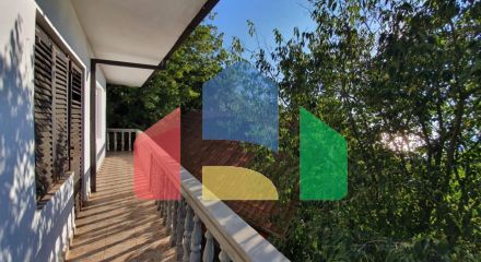 Легальный дом с 7 спальнями в Сутоморе