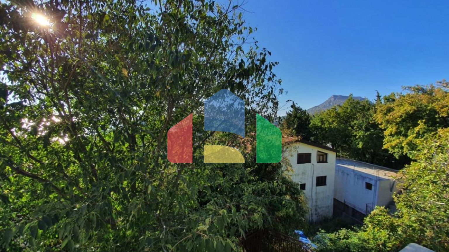 Легальный дом с 7 спальнями в Сутоморе