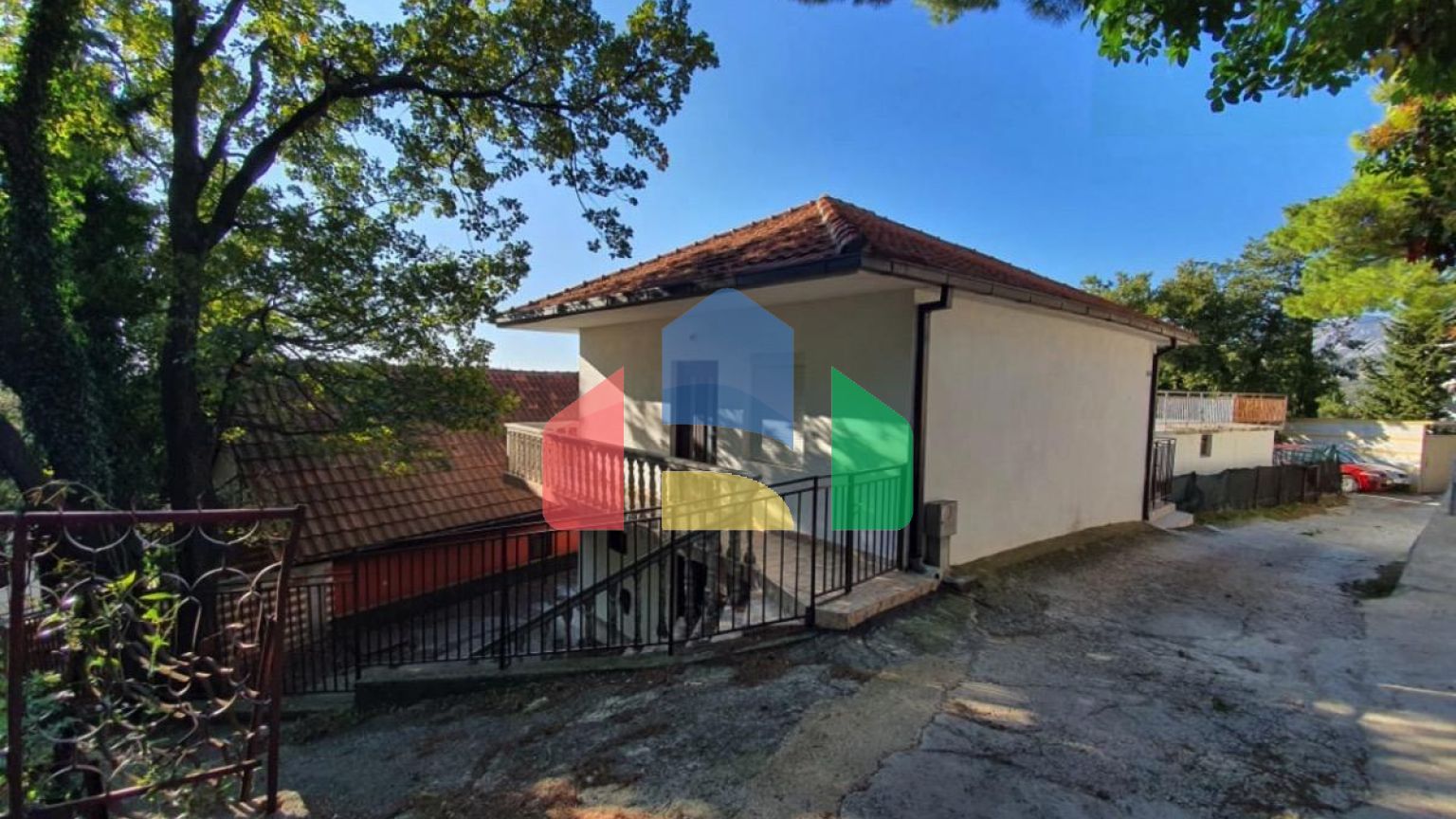 Легальный дом с 7 спальнями в Сутоморе