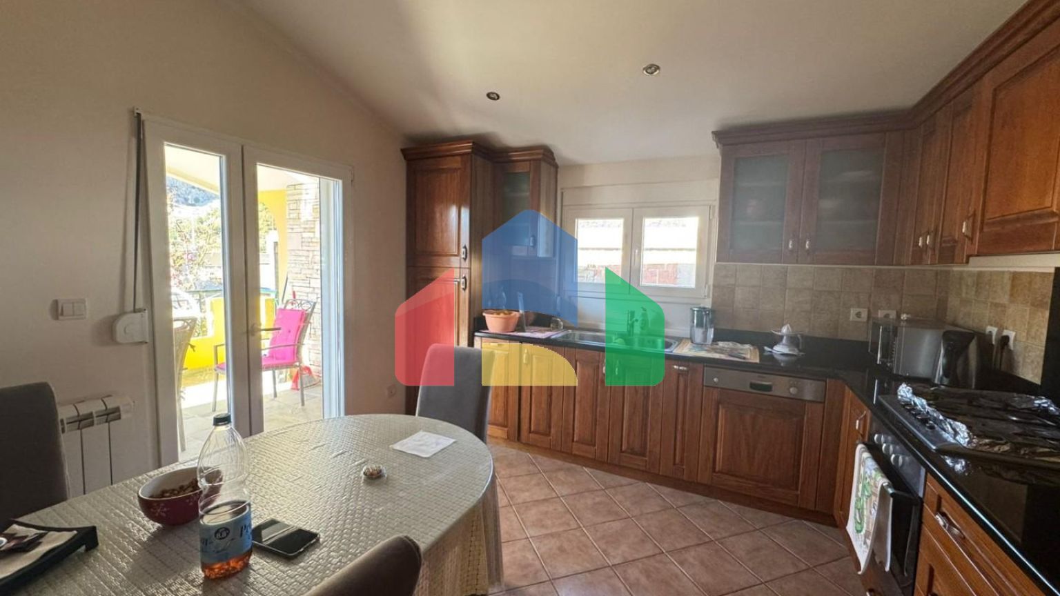 Продаётся двухэтажный уютный дом в Сутоморе