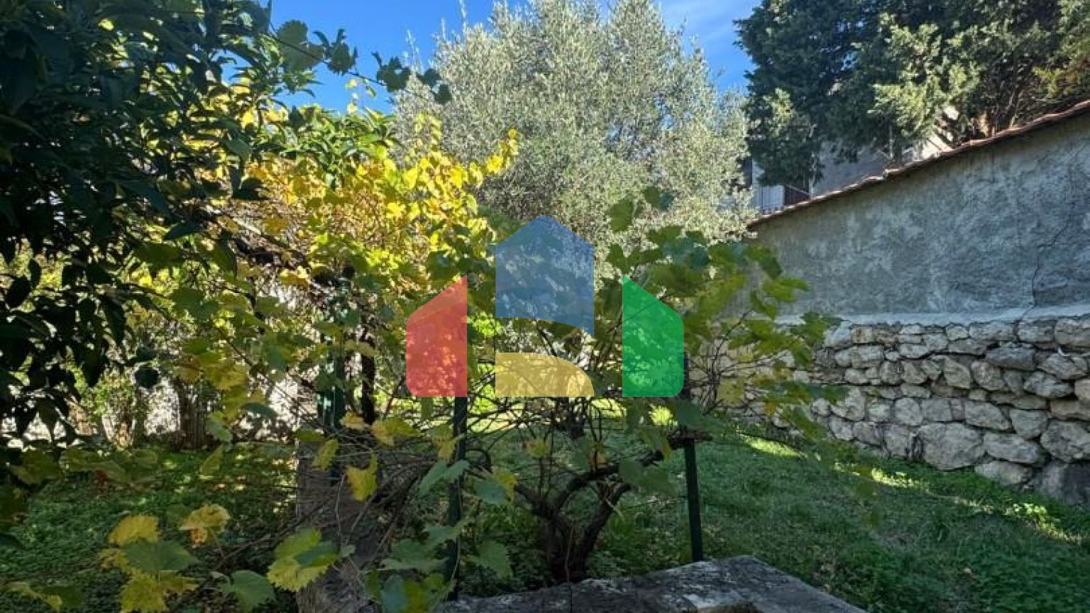 Продаётся двухэтажный уютный дом в Сутоморе