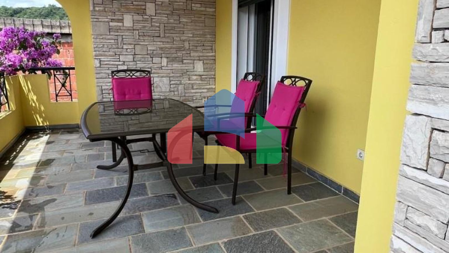 Продаётся двухэтажный уютный дом в Сутоморе