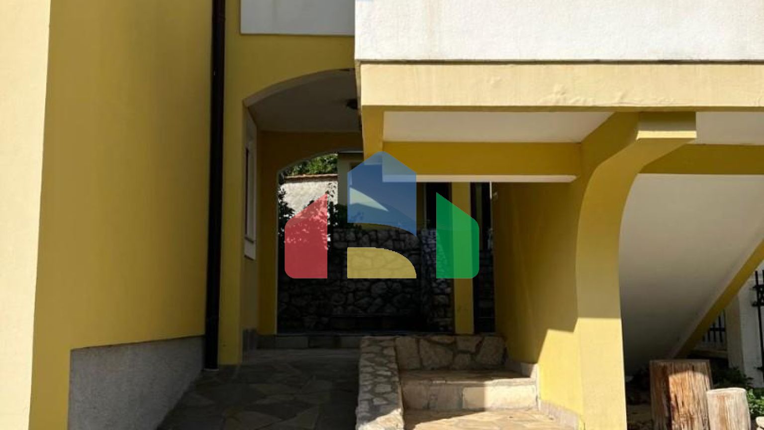 Продаётся двухэтажный уютный дом в Сутоморе