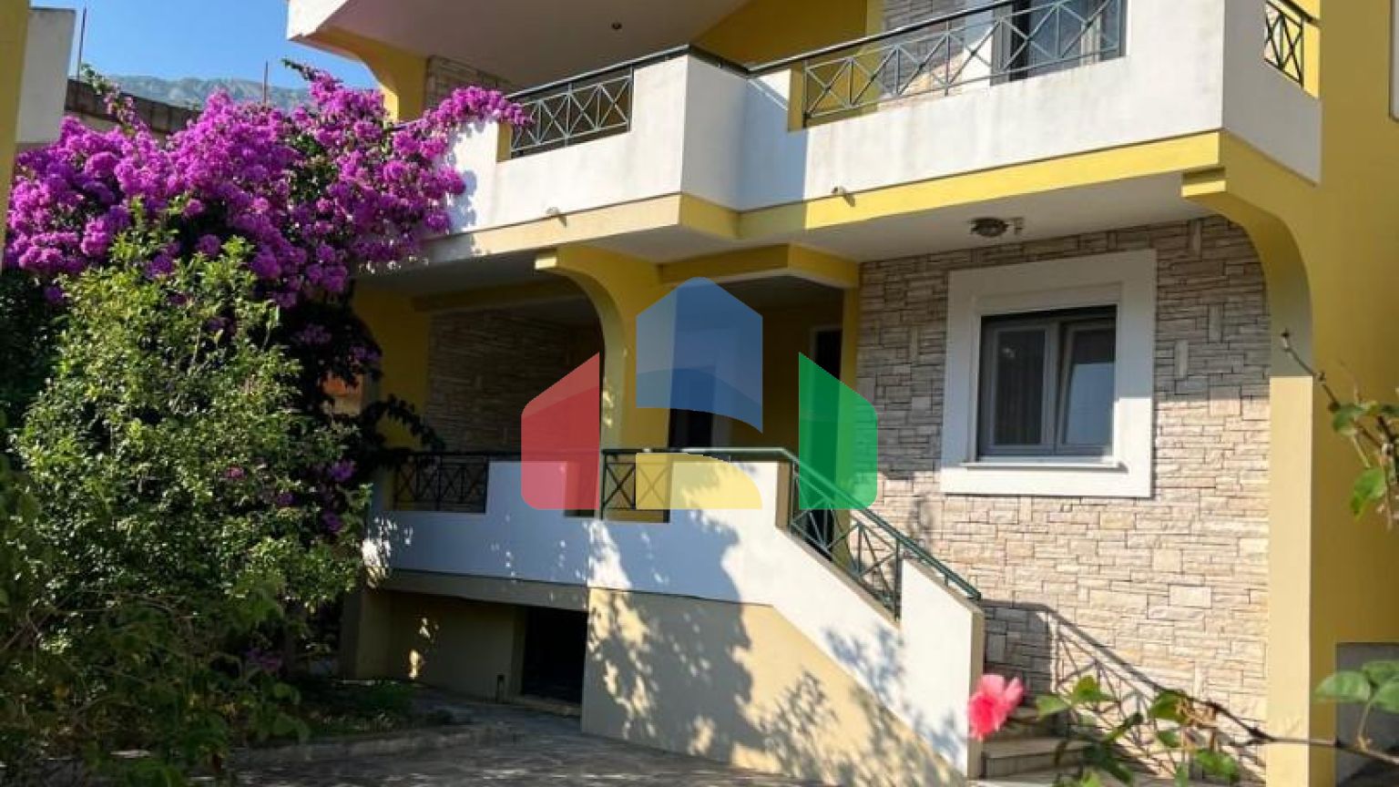 Продаётся двухэтажный уютный дом в Сутоморе