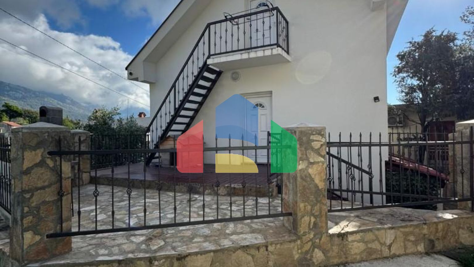 Продажа легального дома c 3 апартаментами в Сутоморе, район Заградже