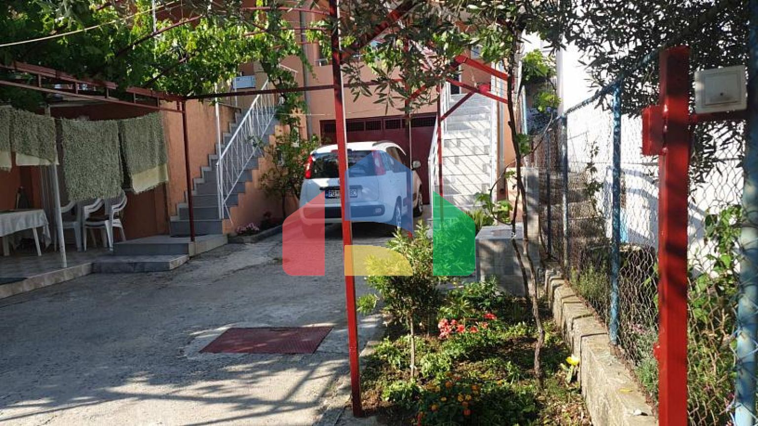 Таунхаус с 4 апартаментами в Сутоморе