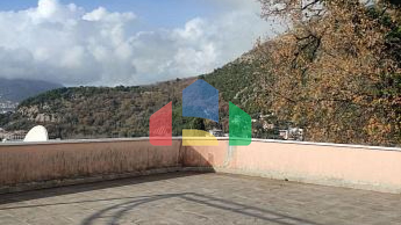 Идеальный семейный дом с видом на море и горы в Сутоморе