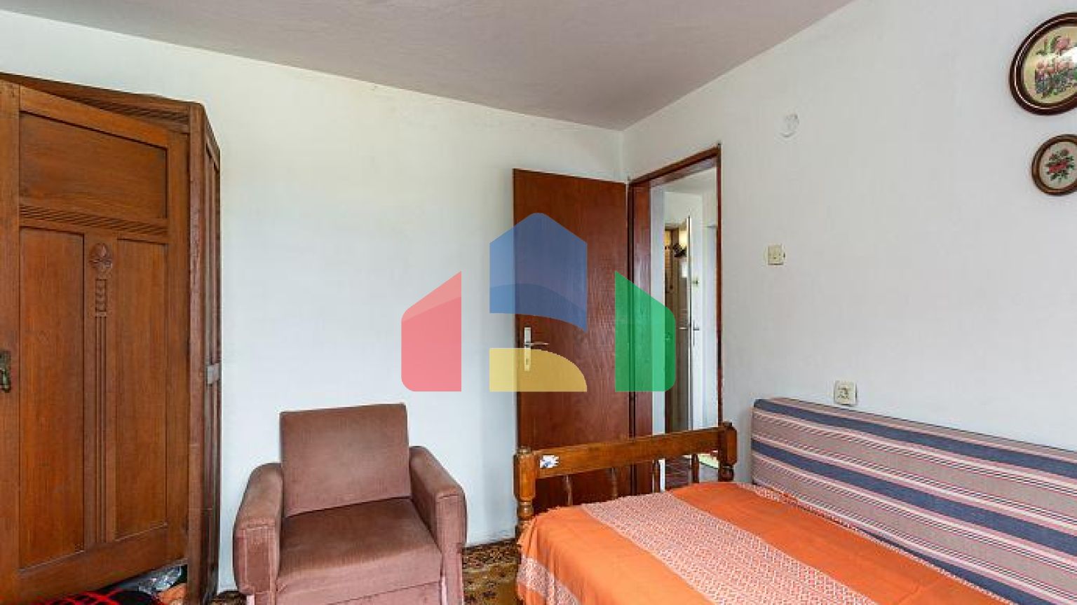 Семейный дом в тихом районе с террасой и видом на зелень.