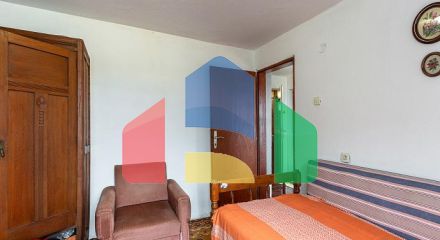 Семейный дом в тихом районе с террасой и видом на зелень.