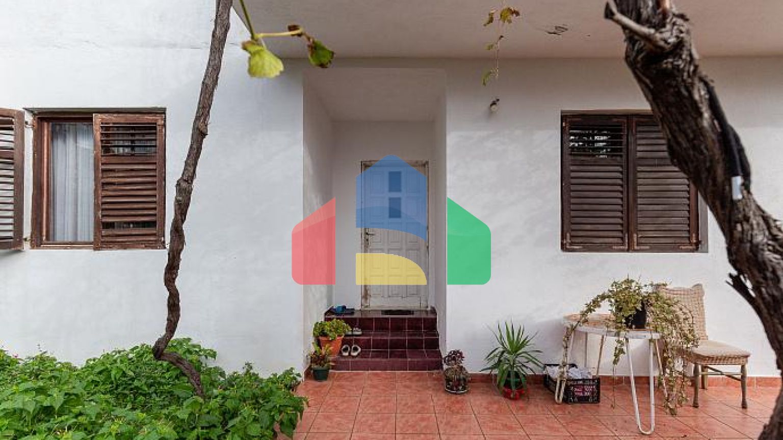 Семейный дом в тихом районе с террасой и видом на зелень.