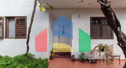 Семейный дом в тихом районе с террасой и видом на зелень.