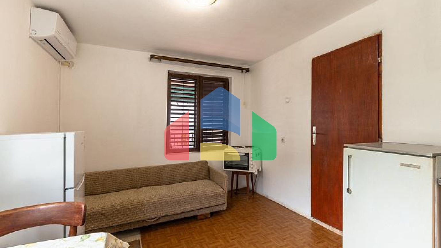 Семейный дом в тихом районе с террасой и видом на зелень.