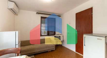 Семейный дом в тихом районе с террасой и видом на зелень.