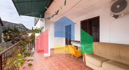 Семейный дом в тихом районе с террасой и видом на зелень.