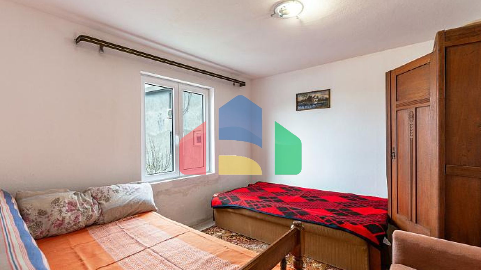 Семейный дом в тихом районе с террасой и видом на зелень.