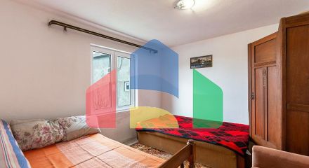 Семейный дом в тихом районе с террасой и видом на зелень.