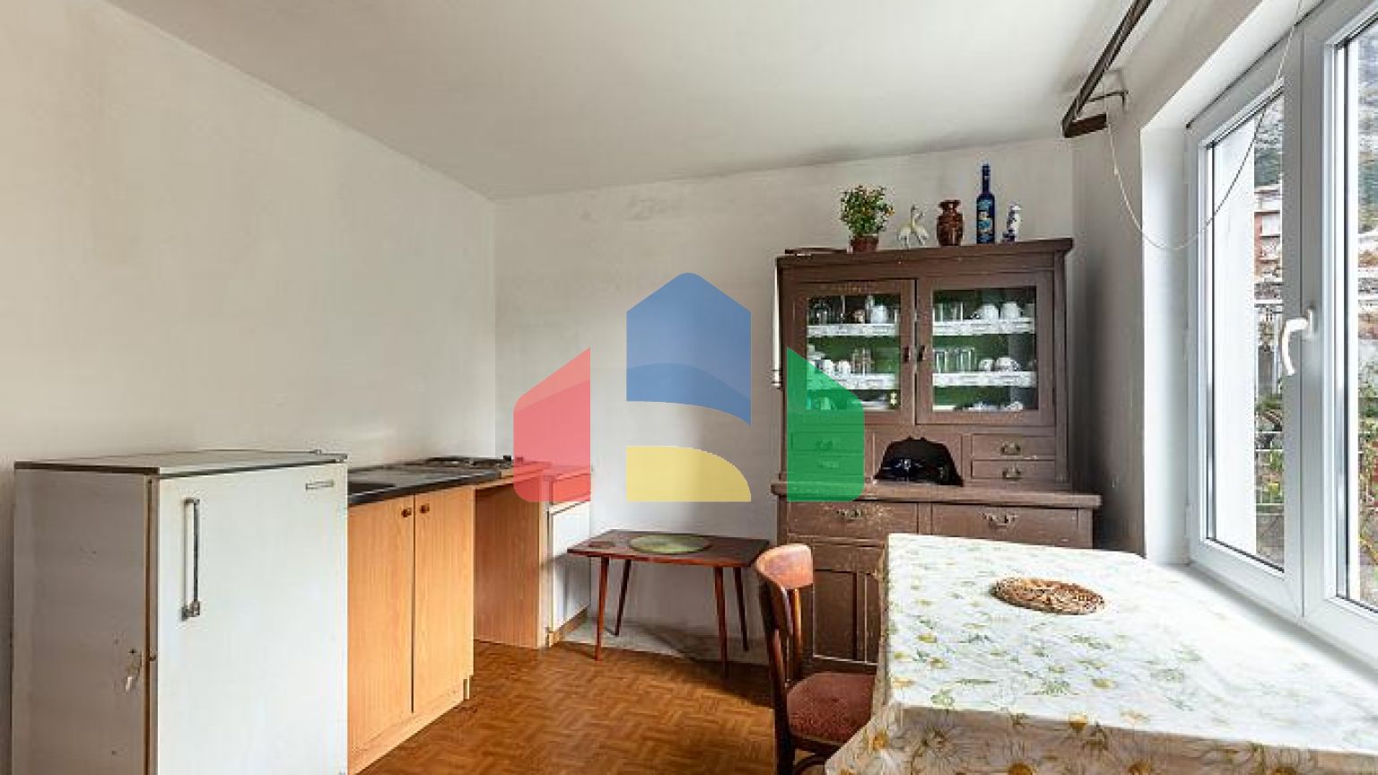 Семейный дом в тихом районе с террасой и видом на зелень.