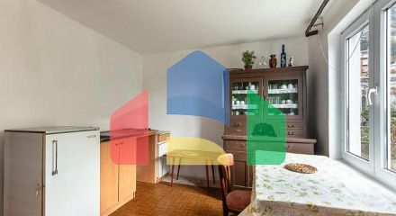 Семейный дом в тихом районе с террасой и видом на зелень.