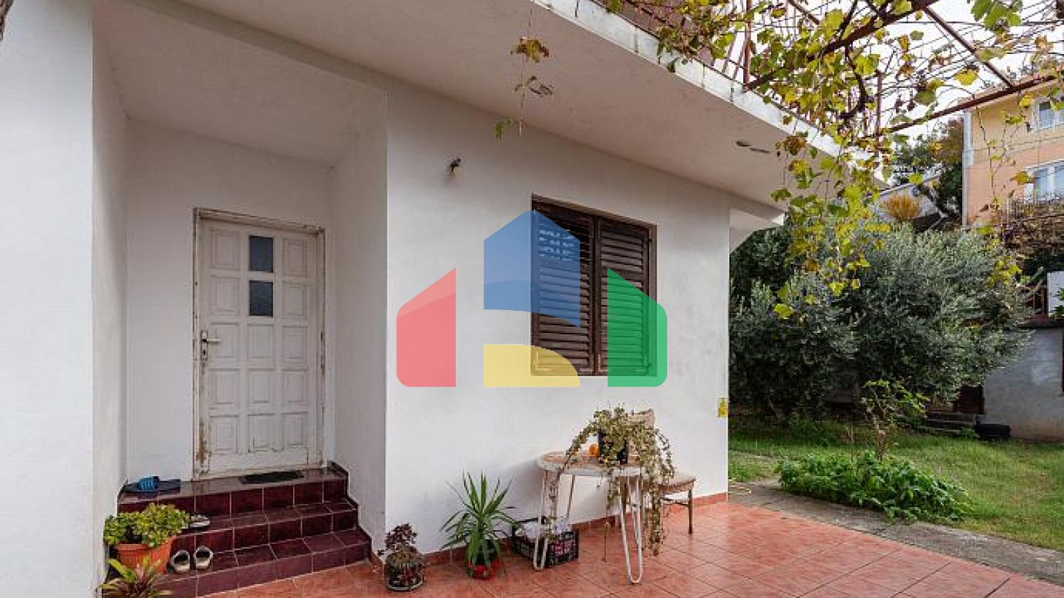 Семейный дом в тихом районе с террасой и видом на зелень.