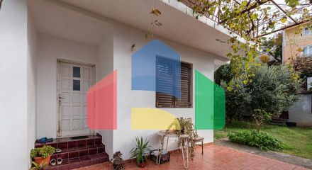 Семейный дом в тихом районе с террасой и видом на зелень.