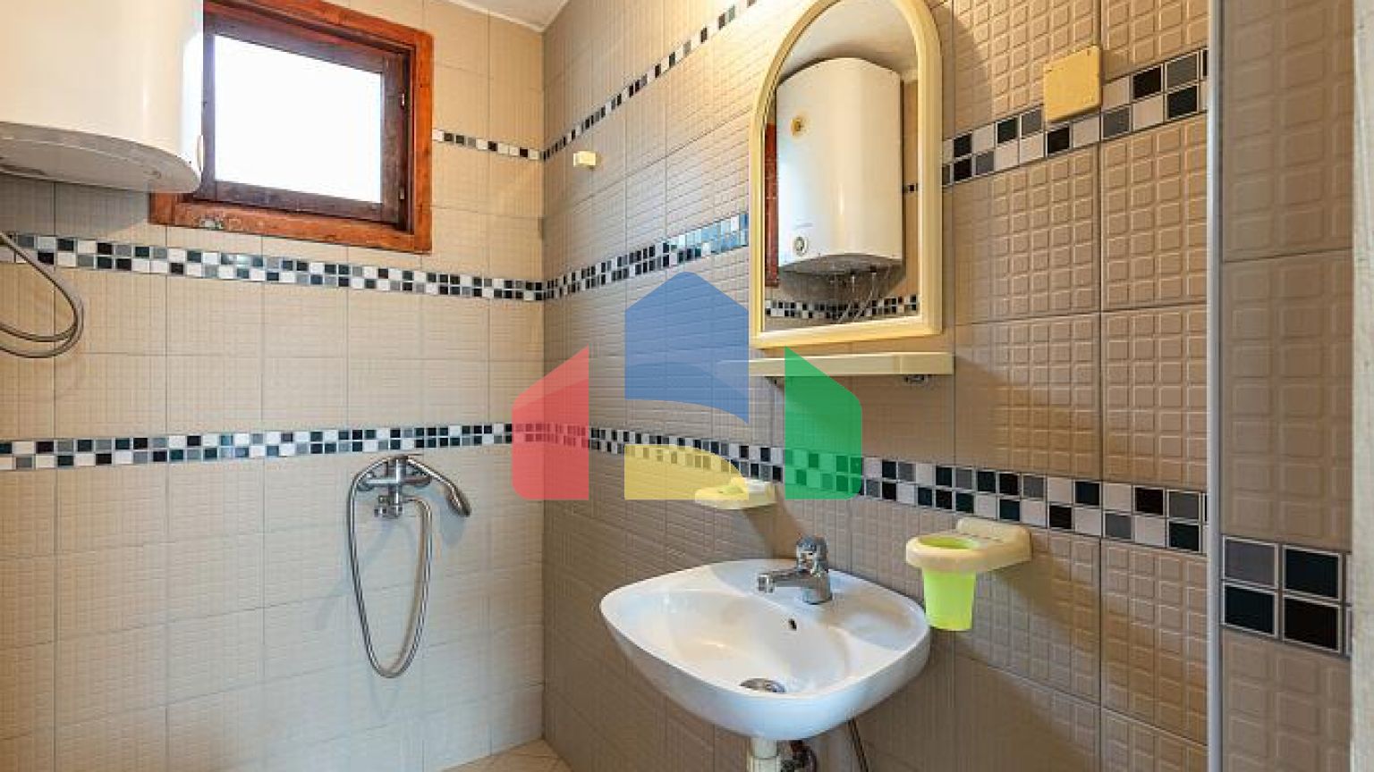 Семейный дом в тихом районе с террасой и видом на зелень.