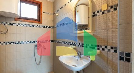 Семейный дом в тихом районе с террасой и видом на зелень.