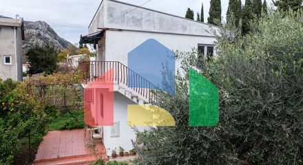 Семейный дом в тихом районе с террасой и видом на зелень.