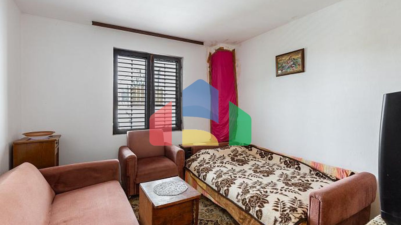 Семейный дом в тихом районе с террасой и видом на зелень.