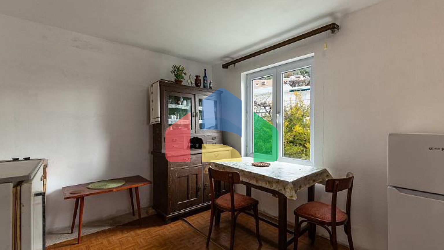 Семейный дом в тихом районе с террасой и видом на зелень.