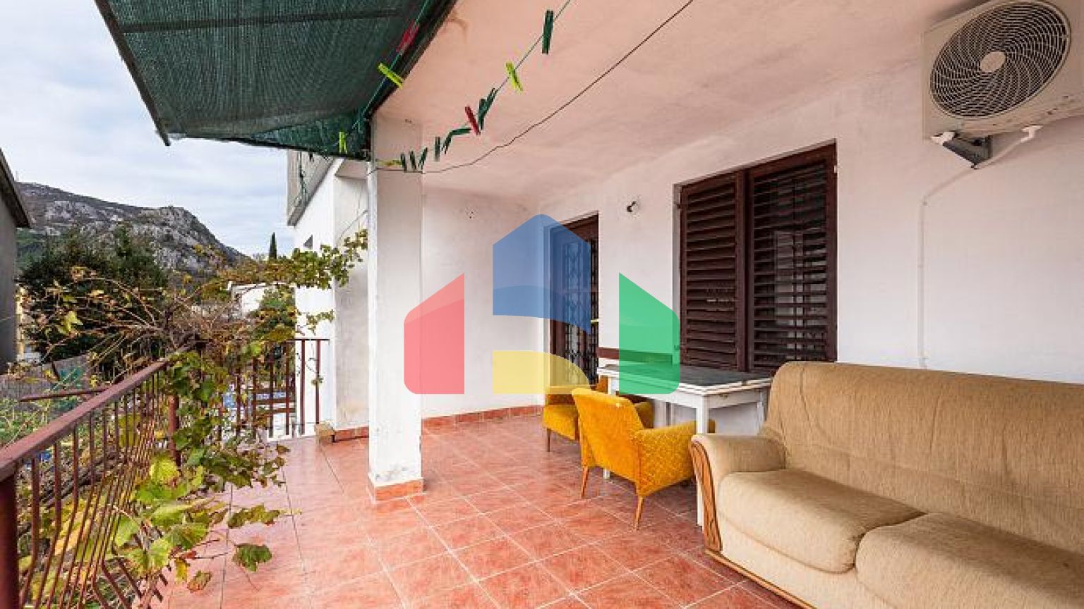 Семейный дом в тихом районе с террасой и видом на зелень.