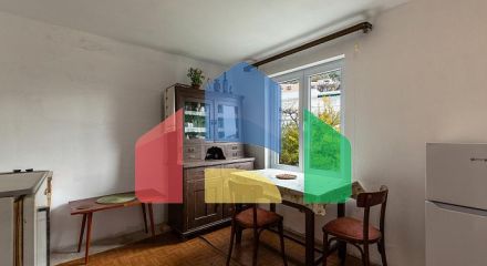 Семейный дом в тихом районе с террасой и видом на зелень.