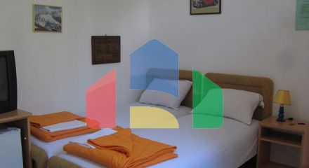 Просторный дом с апартаментами в Сутоморе