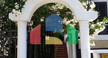 Просторный дом с апартаментами в Сутоморе