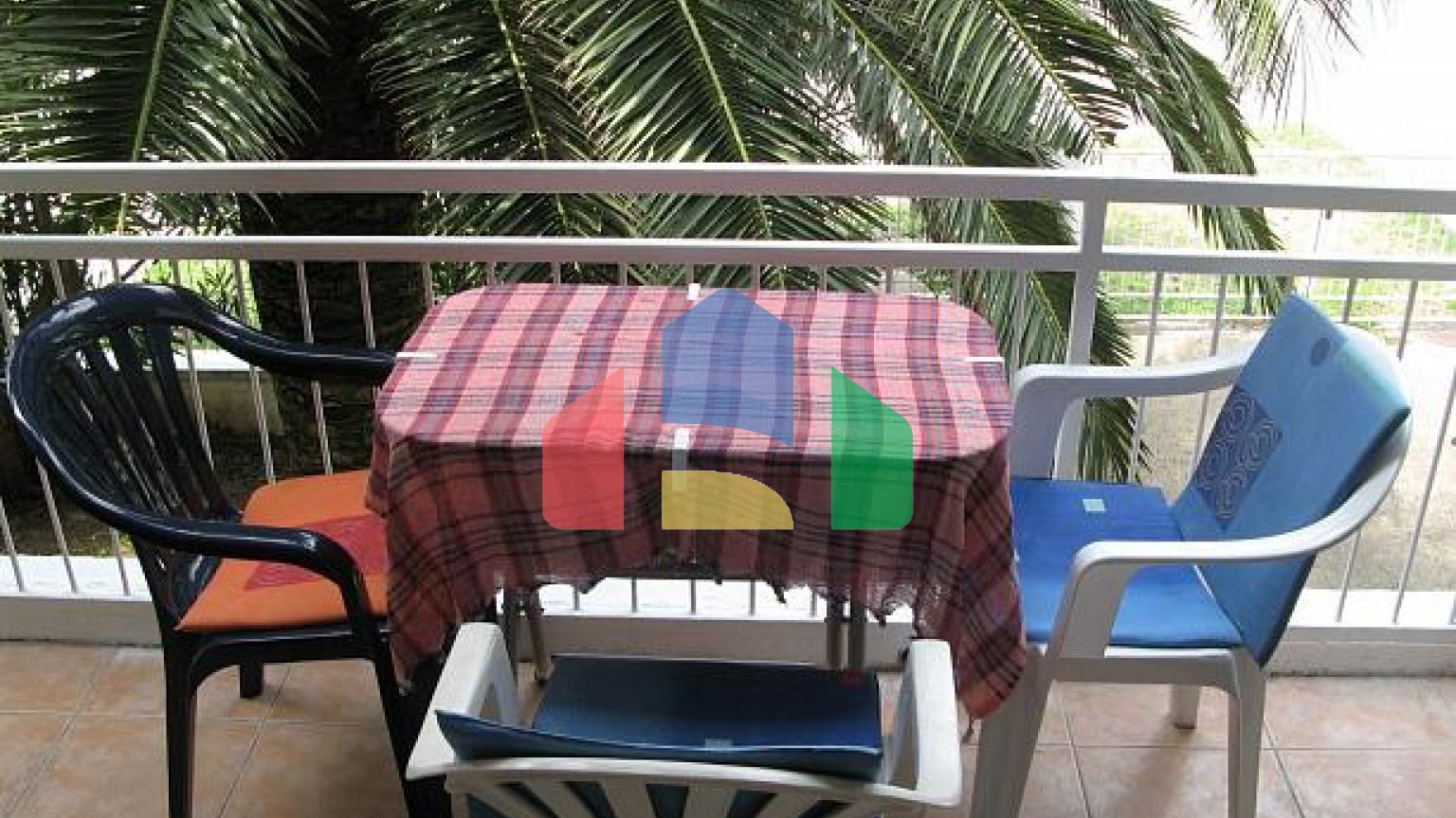 Просторный дом с апартаментами в Сутоморе