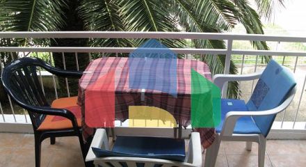 Просторный дом с апартаментами в Сутоморе