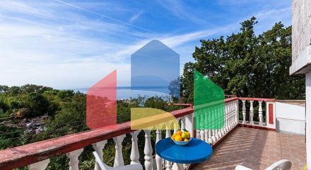 Дом с террасой и видом на море в Баре