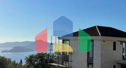 Роскошная современная вилла расположена в элитном поселке с видом на Свети Стефан и Будву.