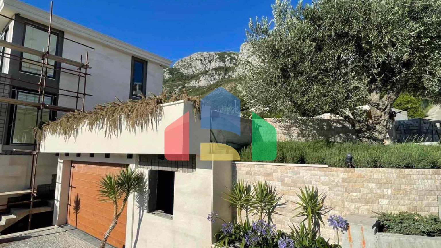 Роскошная современная вилла расположена в элитном поселке с видом на Свети Стефан и Будву.