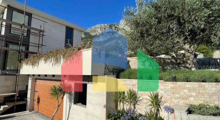 Роскошная современная вилла расположена в элитном поселке с видом на Свети Стефан и Будву.