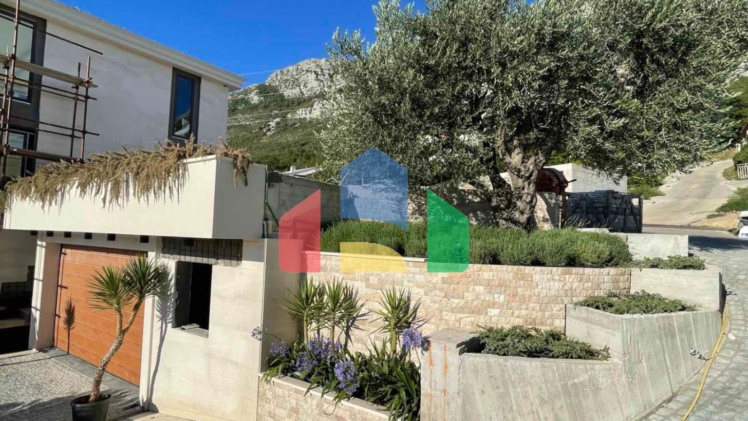 Роскошная современная вилла расположена в элитном поселке с видом на Свети Стефан и Будву.