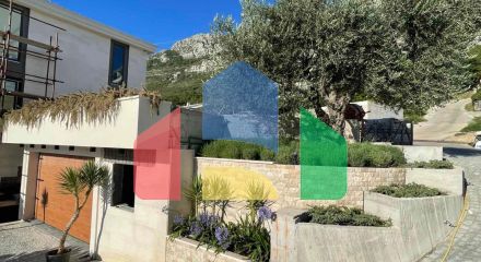 Роскошная современная вилла расположена в элитном поселке с видом на Свети Стефан и Будву.